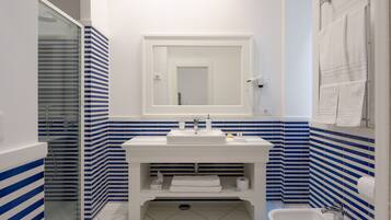 Dusche, Haartrockner, Bidet, Handtücher