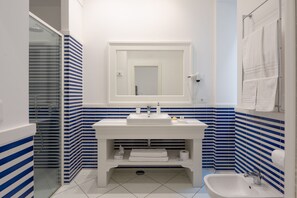 Shower, hair dryer, bidet, towels - Cathedral Guest House-Room 103 (Sorrento)