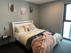 1 habitación, escritorio, tabla de planchar con plancha y cuna de viaje 