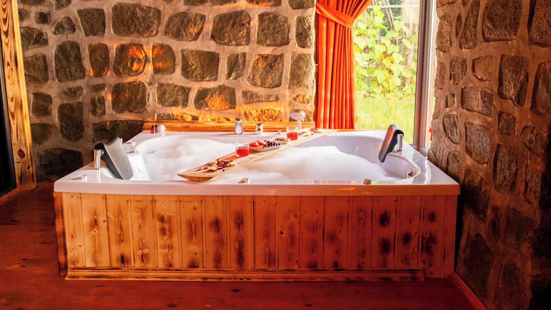 Bungalow empresarial, vista al mar | Baño | Tina de hidromasaje, regadera tipo lluvia, toallas 