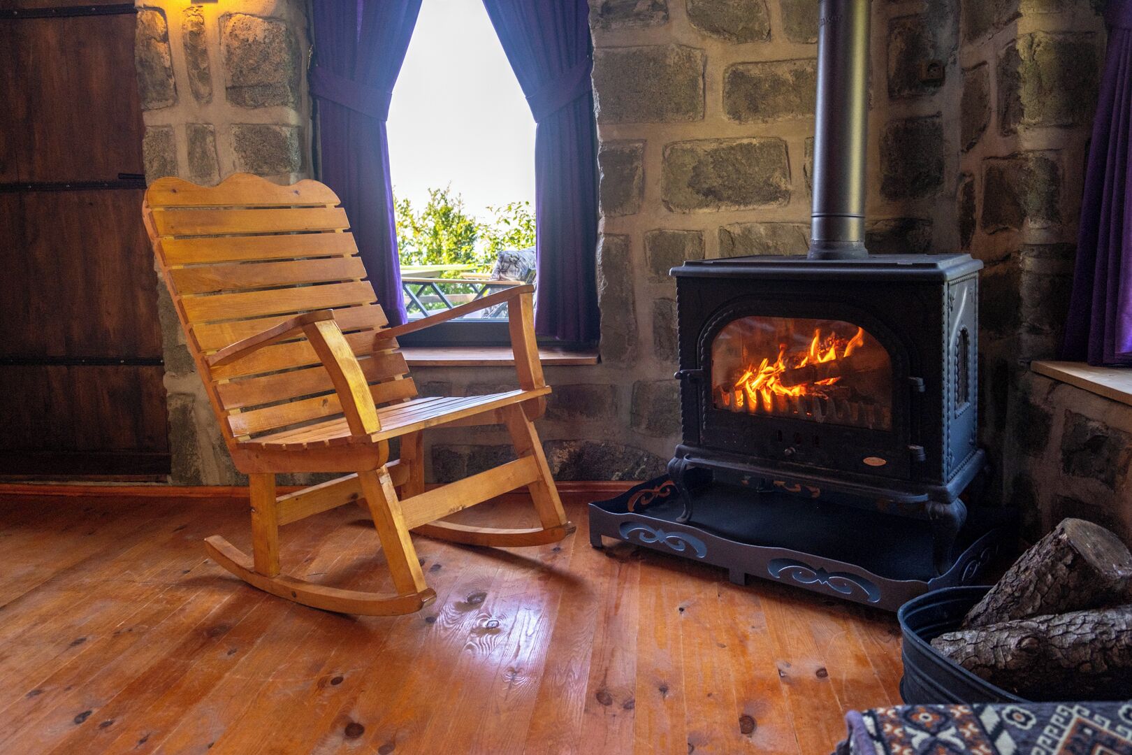 Bungalow Premium, vista al mar | Área de sala de estar | Televisión LED 