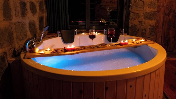 Bungalow Business, vistas al mar | Baño | Bañera de hidromasaje, cabezal de ducha tipo lluvia y toallas