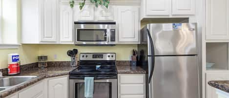 Refrigerador, microondas, horno, placa de cocina