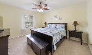 3 habitaciones, tabla de planchar con plancha y cuna de viaje 