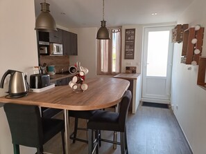 Fridge, microwave, oven, stovetop - Petite Maison de Ville (Miramont-de-Guyenne)