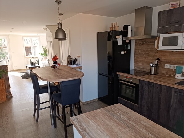 Réfrigérateur, micro-ondes, four, plaque de cuisson