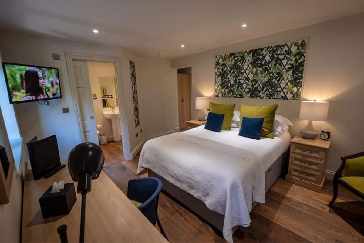 Classic Double Room, Garden View | In-room safe, iron/ironing board (on request), WiFi (free)