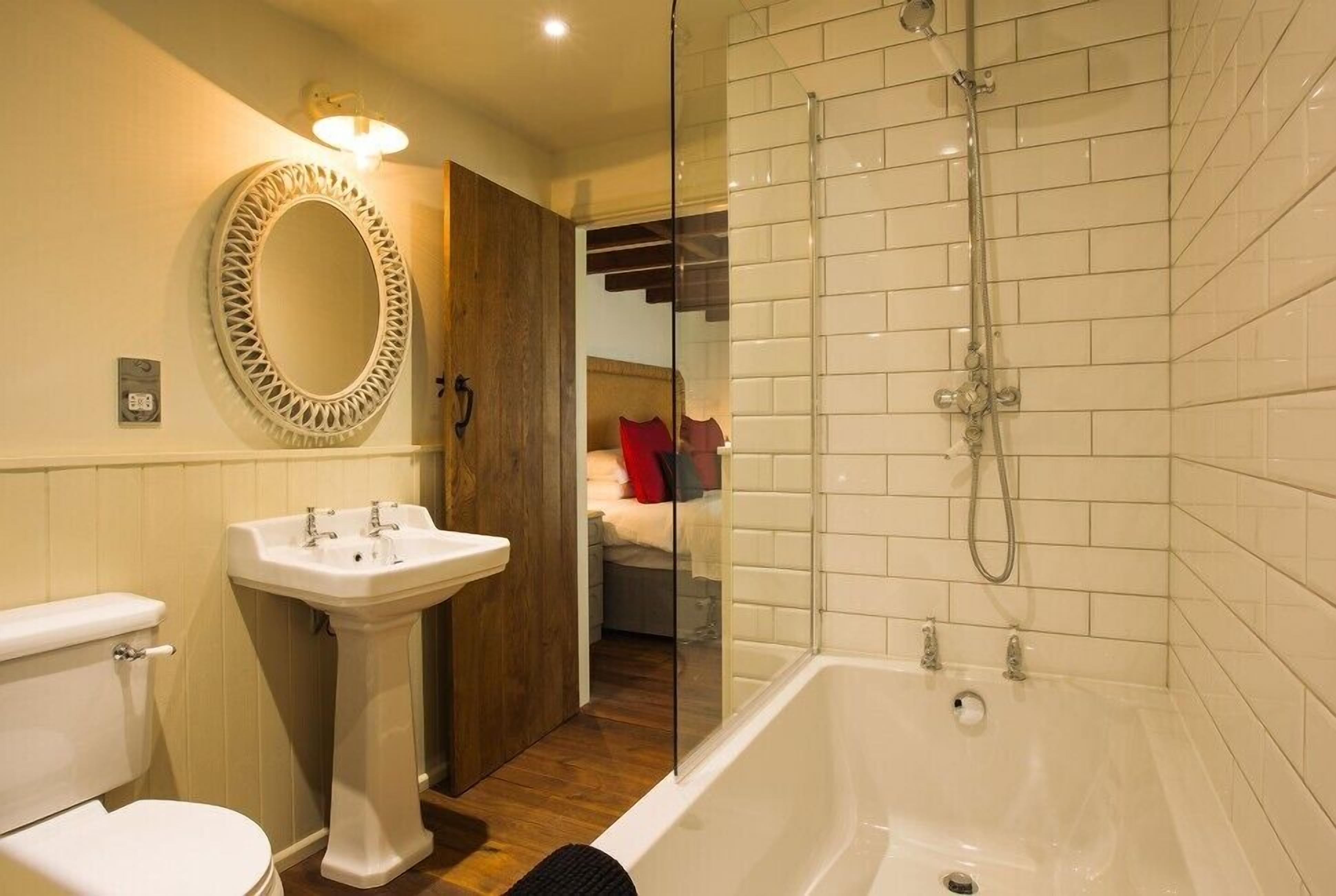 Classic Double Room, Non Smoking, Garden View | Bathroom | Combined shower/bathtub, free toiletries, hair dryer, towels