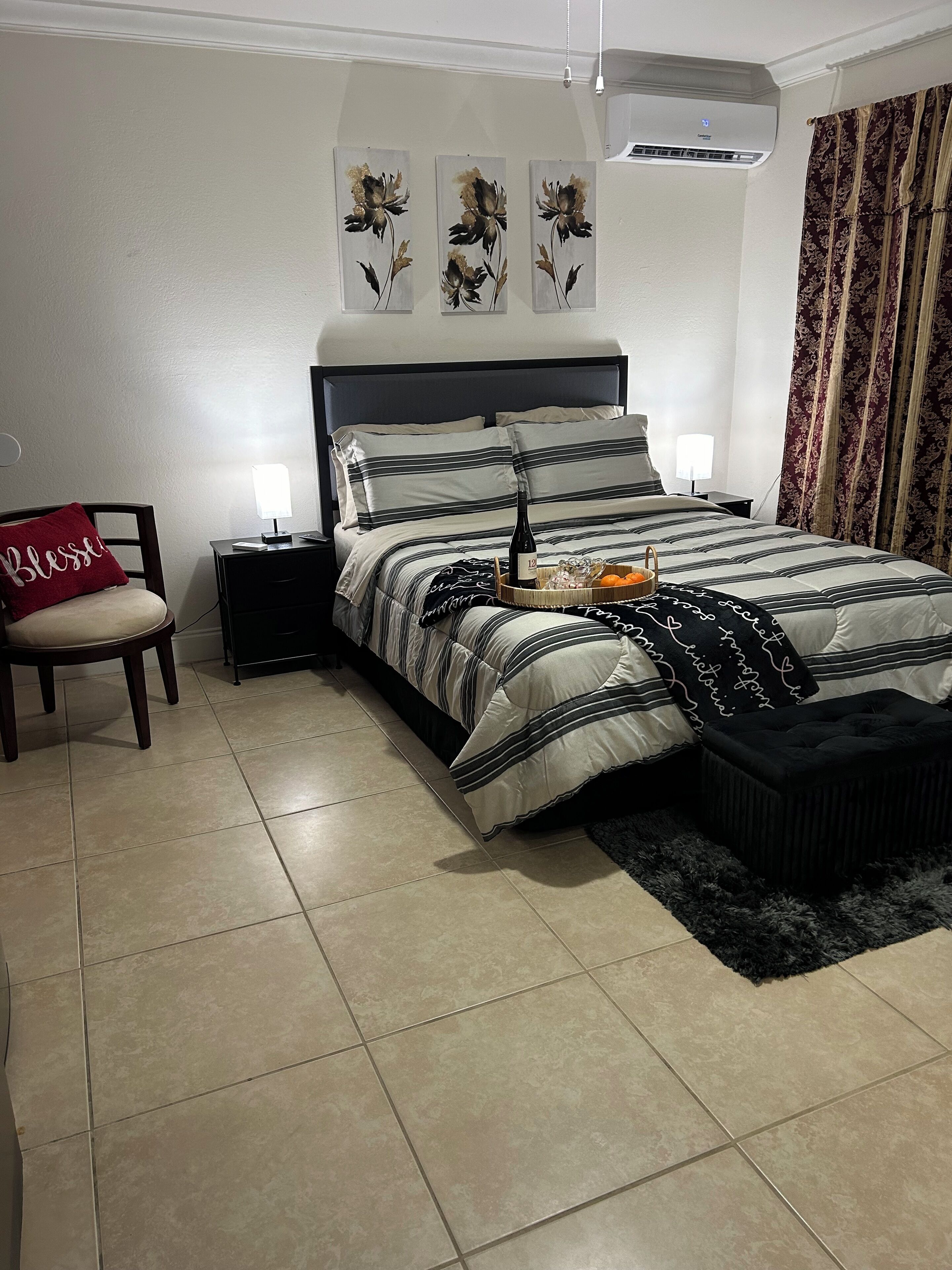Room with private bathroom, close to Miami Int'l Airport and Downtown Miami.
