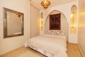 6 bedrooms, in-room safe, iron/ironing board, travel cot - Private riad in the Medina with rooftop pool and breakfast included. (Marrakesh)