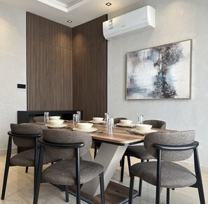 Apartamento Premier, 3 habitaciones | Zona de estar | Una televisión de pantalla plana