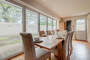 Dining - Oakwood Smart & Spacious Bungalow in Christchurch Sleeps 8 (Christchurch)