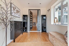 Interior - Oakwood Smart & Spacious Bungalow in Christchurch Sleeps 8 (Christchurch)