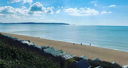 Oakwood Smart & Spacious Bungalow in Christchurch Sleeps 8