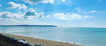 Oakwood Smart & Spacious Bungalow in Christchurch Sleeps 8