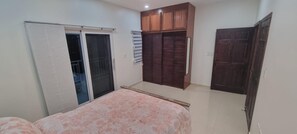 Appartement | 4 chambres, fer et planche à repasser, accès au Wi-Fi (inclus)