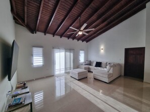Apartamento | Área de estar | TV