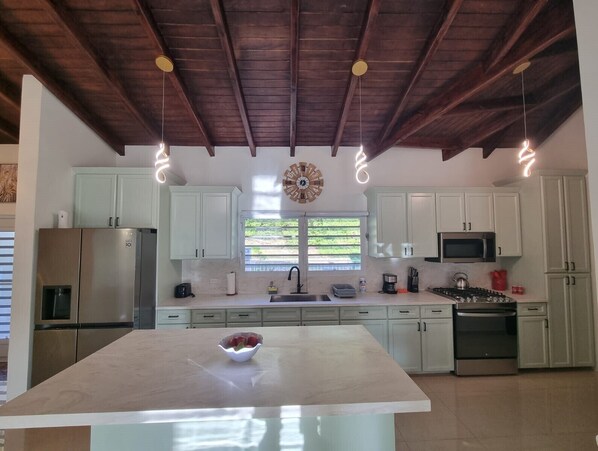 Apartamento | Cozinha privada | Geladeira, micro-ondas, fogão, cooktop
