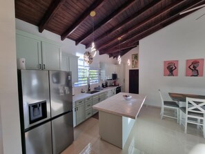 Apartamento | Cozinha privada | Geladeira, micro-ondas, fogão, cooktop