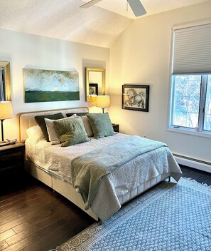 4 bedrooms, desk, iron/ironing board, free WiFi - Best location fresh Manchester townhome, pool, view! (Manchester)