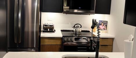 Refrigerador, microondas, horno y parrilla de estufa