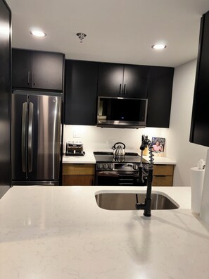 Een koelkast, een magnetron, een oven, een kookplaat