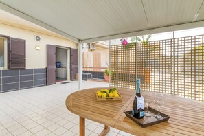 Appartement familial, 2 chambres, terrasse (Distefano House Close To Sea) | Restauration en plein air