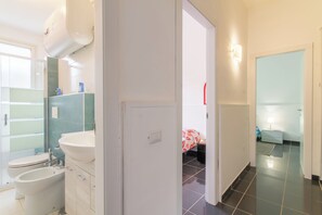 Appartement familial, 2 chambres, terrasse (Distefano House Close To Sea) | Salle de bain | Douche, bidet, serviettes fournies, savon