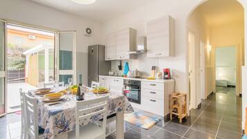 Fridge, oven, stovetop, coffee/tea maker