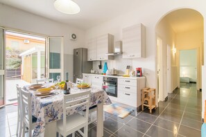 Fridge, oven, stovetop, coffee/tea maker - Distefano House Close To Sea (Ragusa)