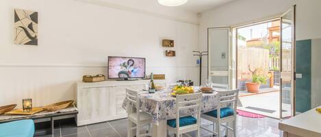 Family Apartment, 2 Bedrooms, Terrace (Distefano House Close To Sea) | Interior
