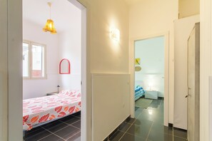 Appartement familial, 2 chambres, terrasse (Distefano House Close To Sea) | 2 chambres, fer et planche à repasser, accès au Wi-Fi (inclus)