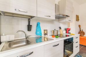 Fridge, oven, stovetop, coffee/tea maker - Distefano House Close To Sea (Ragusa)