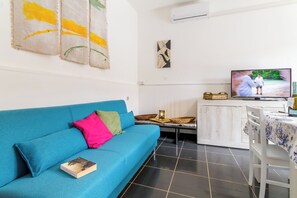 Appartement familial, 2 chambres, terrasse (Distefano House Close To Sea) | Aire de séjour | Téléviseur à écran plat de 21 po avec télévision par câble, téléviseur