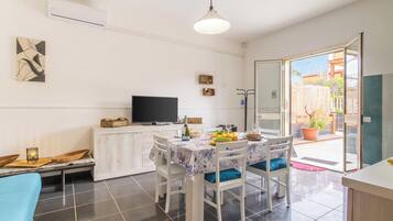 Family Apartment, 2 Bedrooms, Terrace (Distefano House Close To Sea) | Dining