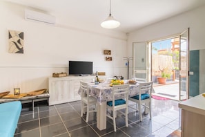 Familieleilighet, 2 soverom, terrasse (Distefano House Close To Sea) | Spiseområde