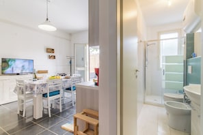 家庭公寓, 2 間臥室, 露台 (Distefano House Close To Sea) | 浴室 | 淋浴設備、坐浴桶、提供毛巾、番梘