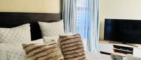 1 bedroom, in-room safe, iron/ironing board, free WiFi