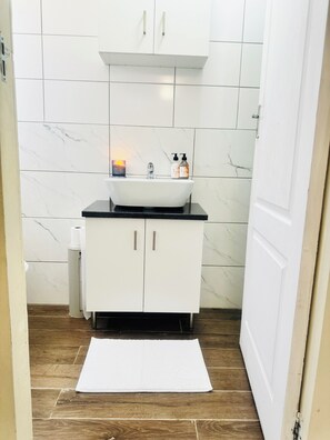 Douche, sèche-cheveux, serviettes fournies, savon