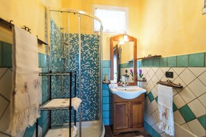 Shower, hair dryer, bidet, towels - Villa Sant'elene (Uri)