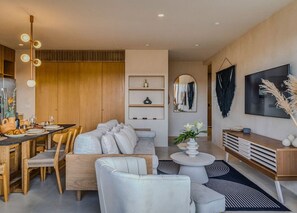 Smart TV, fireplace