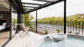 Deluxe Suite, Sea View | Terrace/patio