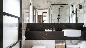 Chambre Deluxe | Salle de bain | Douche, douche à « effet pluie », articles de toilette de luxe
