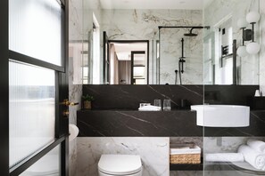 Deluxe Room | Bathroom | Shower, rainfall showerhead, designer toiletries, hair dryer - The Cliffe at the Quay (Donegal)