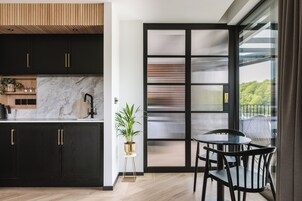 Suite Deluxe, vista mare | 1 camera, materassi a doppio strato, una cassaforte in camera