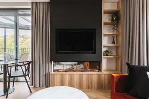 Suite – deluxe, sjøutsikt | Oppholdsområde | En 43-tommers smart-TV med digitale kanaler