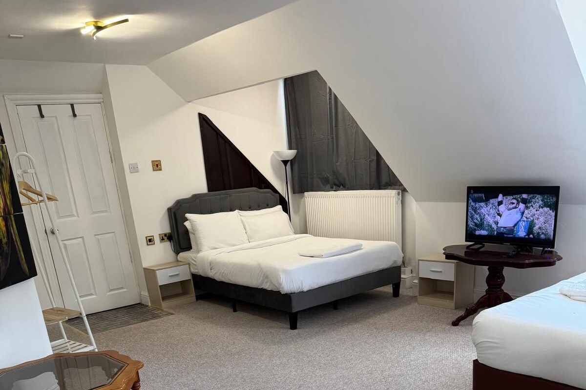 Camera Basic con letto matrimoniale o 2 letti singoli, bagno in camera | Ferro/asse da stiro, Wi-Fi gratuito