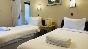 Habitación Deluxe con 2 camas individuales, baño privado | Tabla de planchar con plancha y wifi gratis