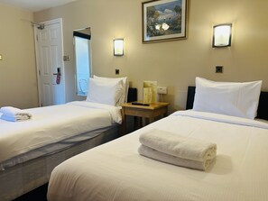 Deluxe Twin Room, Ensuite | Iron/ironing board, free WiFi - Woodcock Inn (East Grinstead)