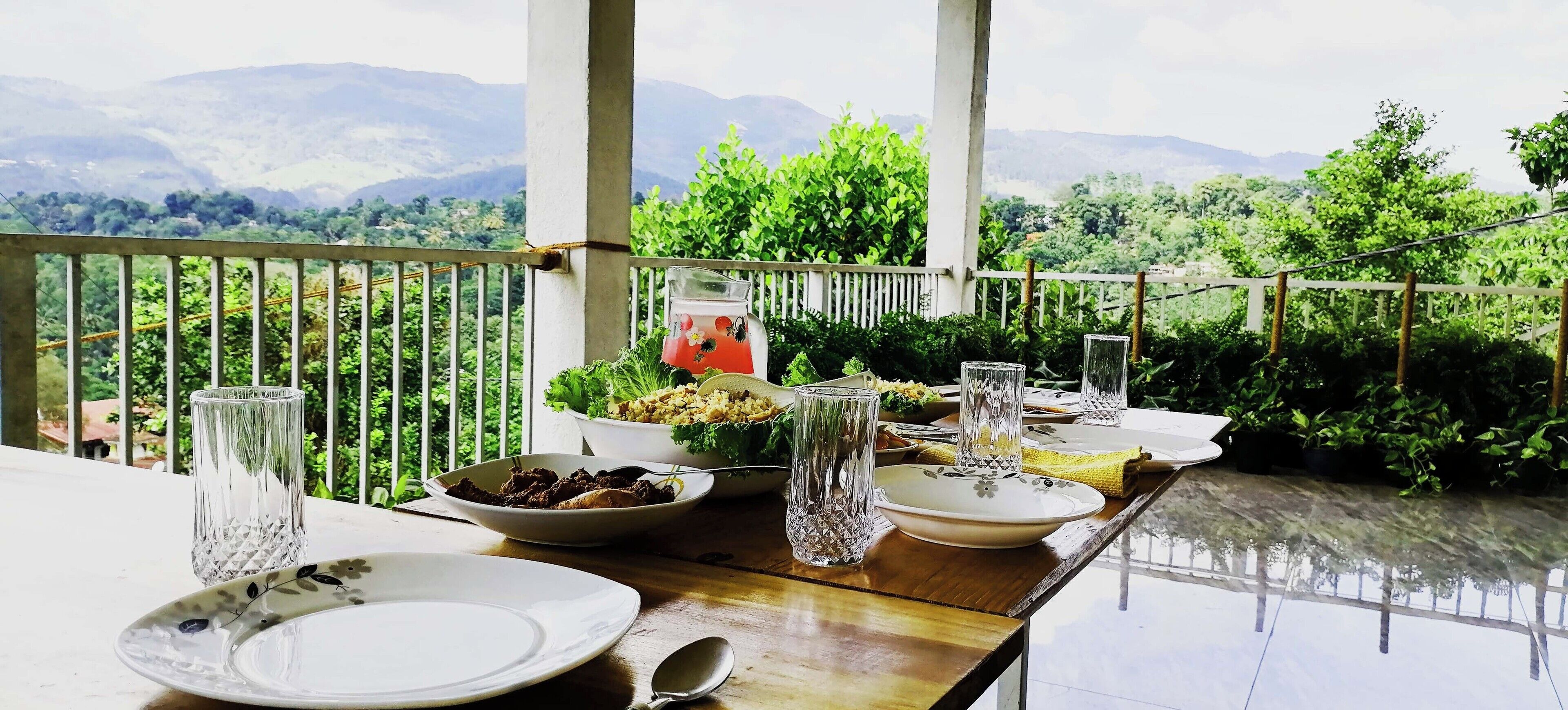 朝食 (イングリッシュ ブレックファスト)、毎日提供 (無料)